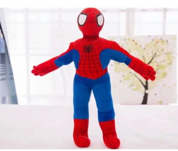 Jucărie moale Spiderman ABYZ™, poziționată pe canapea, ideală pentru copii