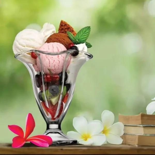 Pahar desert din sticla cu fructe proaspete si menta prezentare gourmet.
