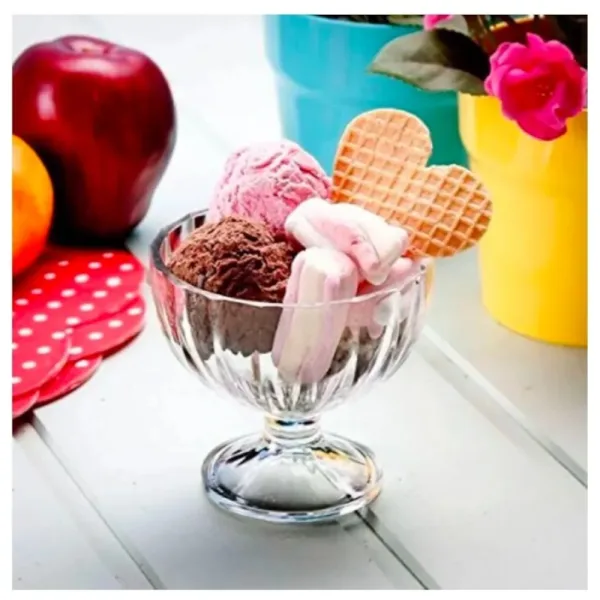 Cupă de înghețată ABYZ cu 3 cupe de sorbet, bezele și biscuite în formă de inimă.