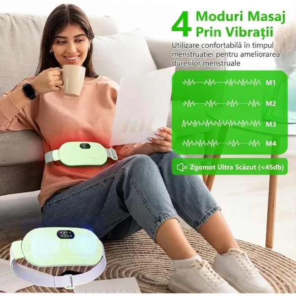 Femeie relaxandu-se cu cana in mana in timp ce foloseste centura de masaj silentios sub 45 dB cu 4 moduri de vibratii.