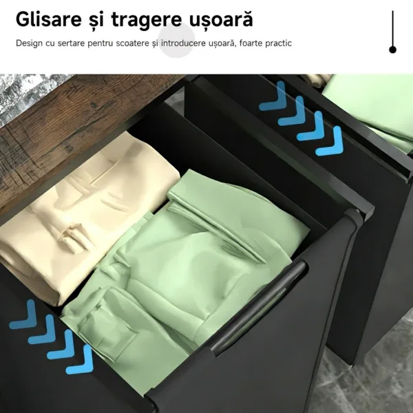 Cadru de aproape al coșului de rufe ABYZ în spălătorie, evidențiind cusăturile și textura sacului textil.