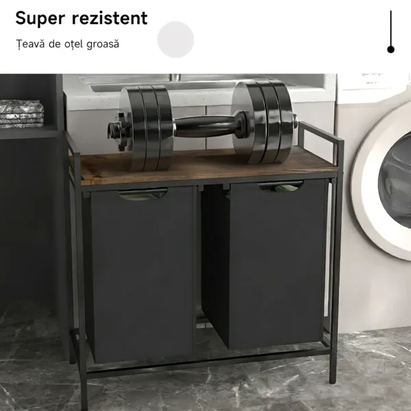 Demonstrație de rezistență a cadrului metalic gros, susținând o ganteră grea pe blatul din lemn.