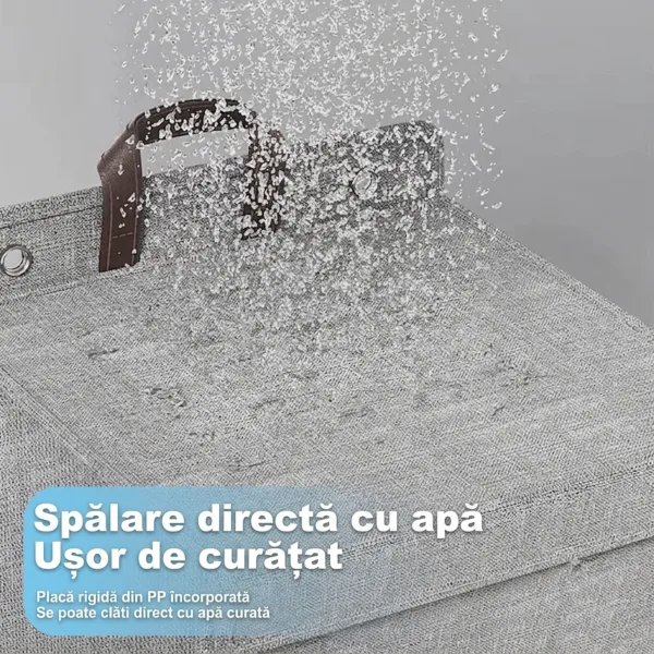 Detaliu montare pe perete cu cârlige adezive și sistem de deschidere cu capac pentru coșul de rufe gri.