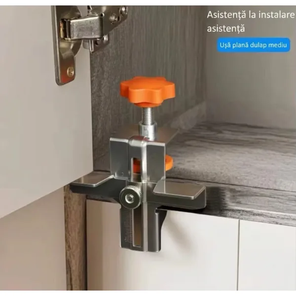 Utilizarea instrumentului metalic la baza unui dulap jos pentru sprijinirea si montarea balamalelor usii.