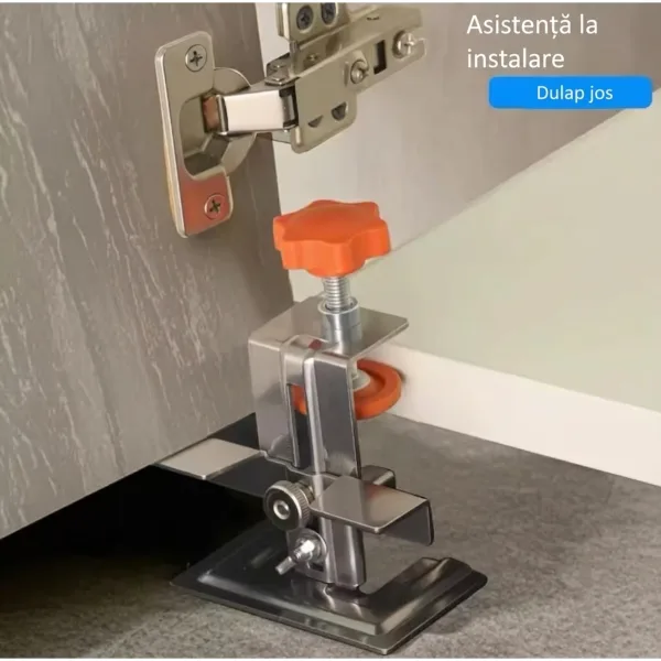 Jig reglabil din otel inoxidabil pozitionat la un dulap inalt pentru mentinerea usii in pozitie verticala.