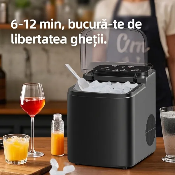 Mașină de făcut gheață ABYZ neagră integrată într-un cadru modern de bucătărie lângă pahare de băuturi.