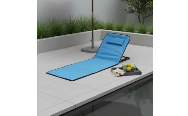 Saltea pliabila albastra ABYZ cu spatar ridicat, amplasata pe o terasa moderna langa piscina.