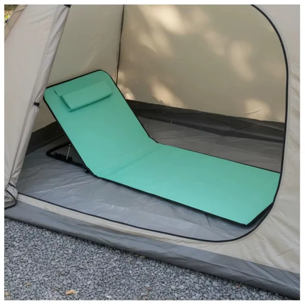 Saltea pliabila impermeabila ABYZ verde folosita in interiorul unui cort de camping pe suprafata de pietris.