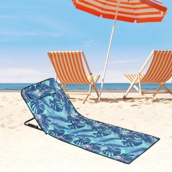 Saltea pliabila pentru plaja ABYZ cu print tropical albastru si spatar reglabil montat direct pe nisipul marii.