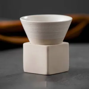 Set ceasca ceramica pentru espresso ABYZ 120ml cu suport cub ceramic, design conic minimalist si rafinat, Alb