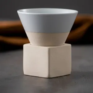 Set ceasca ceramica pentru espresso ABYZ 120ml cu suport cub ceramic, design conic minimalist si rafinat, Gri