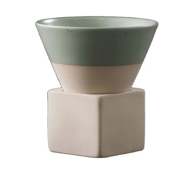 Set ceasca ceramica espresso ABYZ verde pe suport cubic izolat pe fundal alb curat.