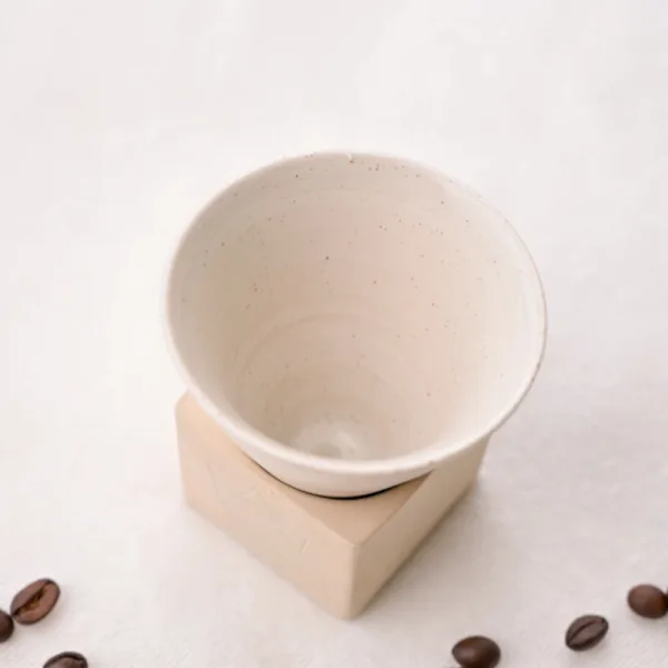 Vedere de sus a suportului cubic din ceramica pentru ceasca de espresso.
