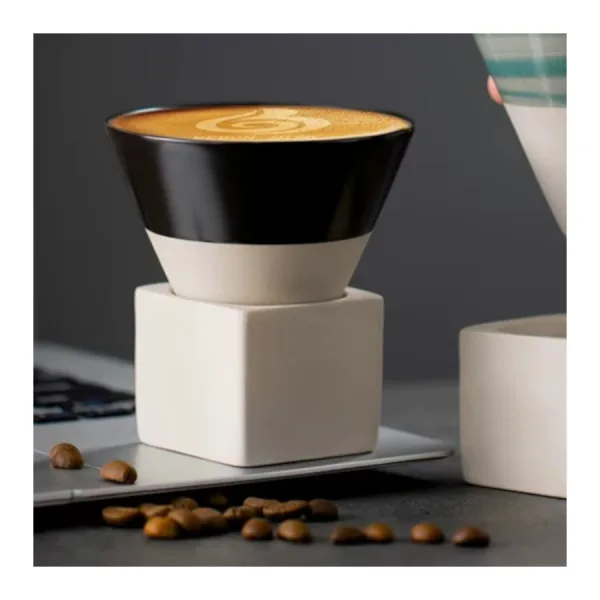 Ceasca conica neagra plina cu espresso proaspat si crema densa pe suportul ceramic.