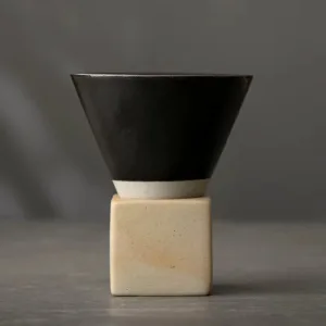Set ceasca ceramica pentru espresso ABYZ 120ml cu suport cub ceramic, design conic minimalist si rafinat, Negru
