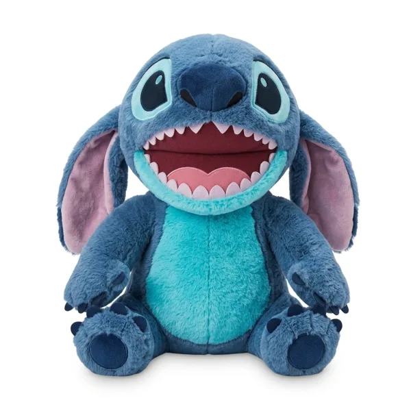 Plus Stitch albastru catifelat din profil sezand pe fundal alb curat