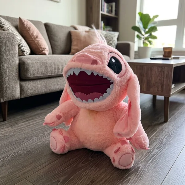Jucarie adorabila din plus roz Stitch asezata pe parchet in living
