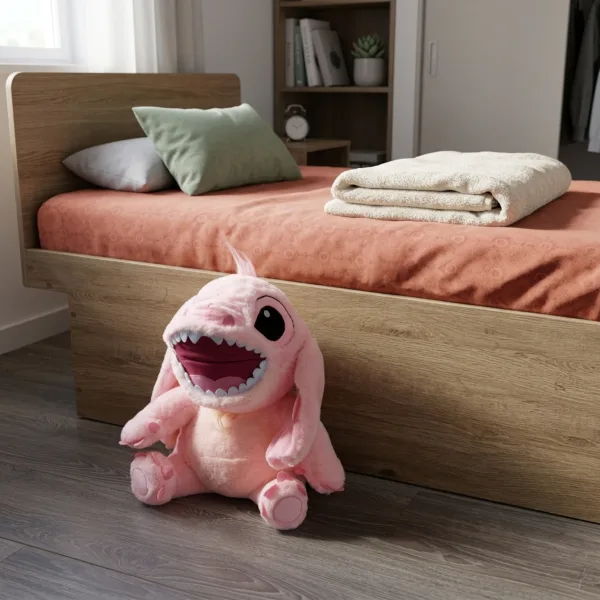 Jucarie de plus Stitch roz 45cm langa patul din camera copilului