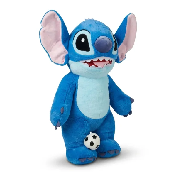 Plus Stitch albastru gigant 70 cm vedere din unghi cu minge de fotbal